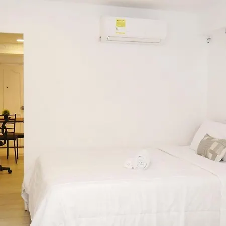 Beachfront Building-workspace, Cozy & Affordable! Apartment Cartagena